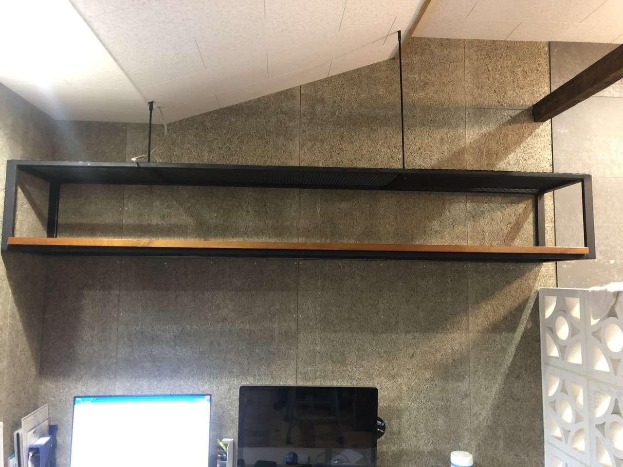 【事務所改造計画】デスク上に吊り棚を製作しました