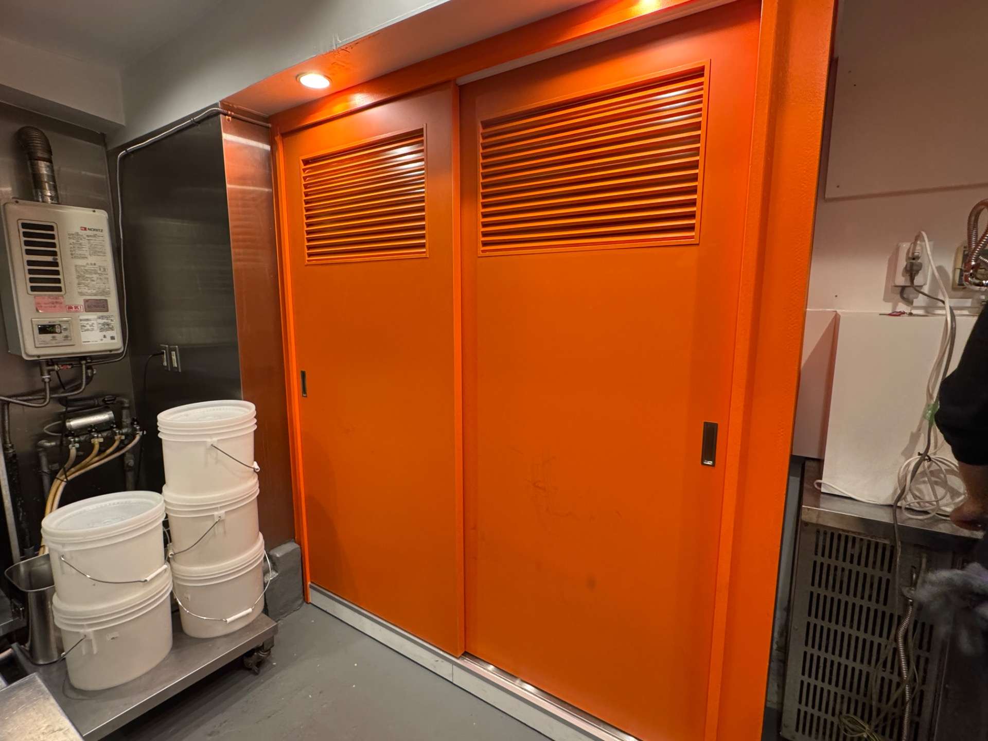 ラーメン屋さんの厨房に引戸を設置