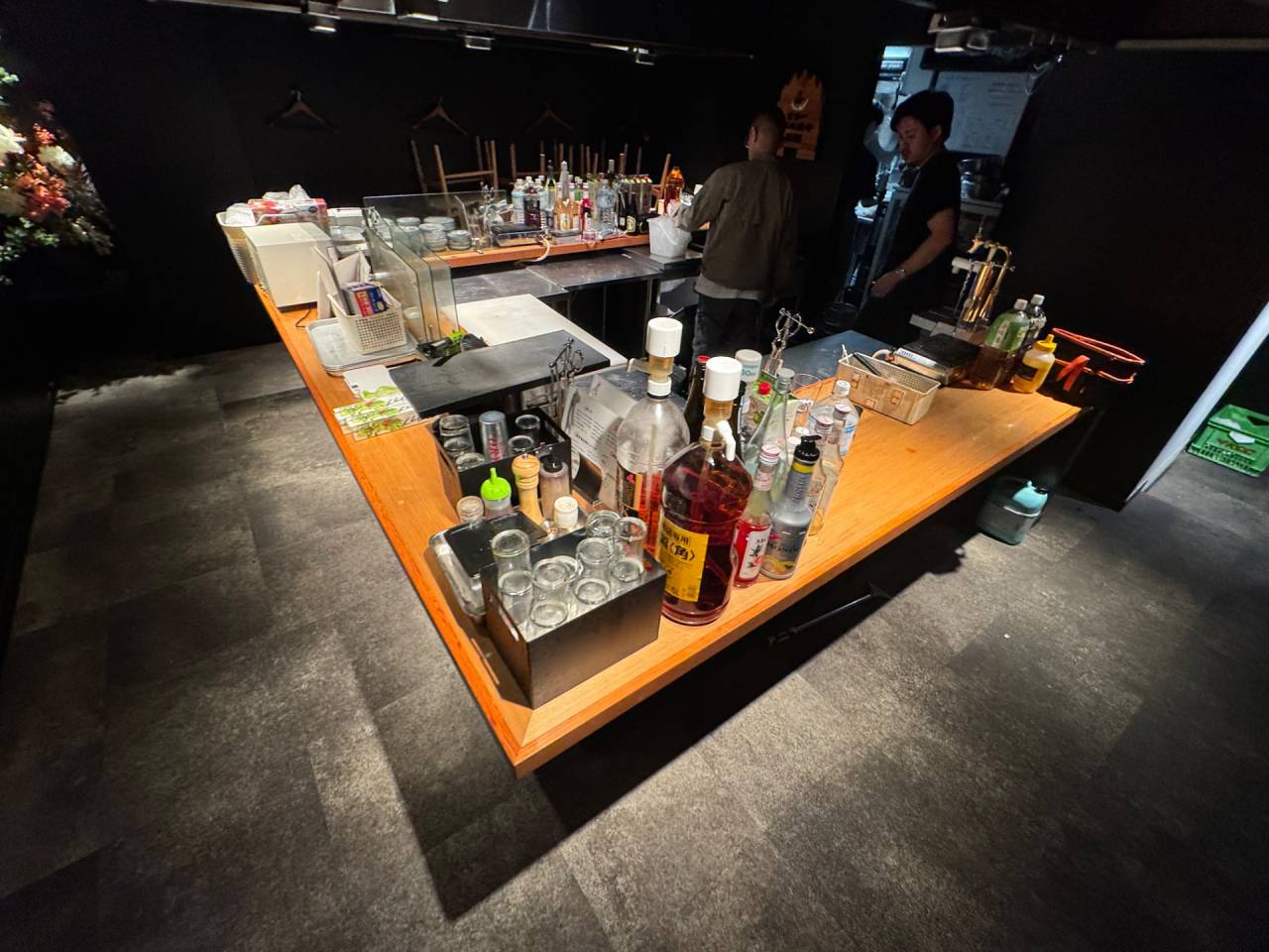 北新地の焼肉屋さん　長尺シート貼り準備